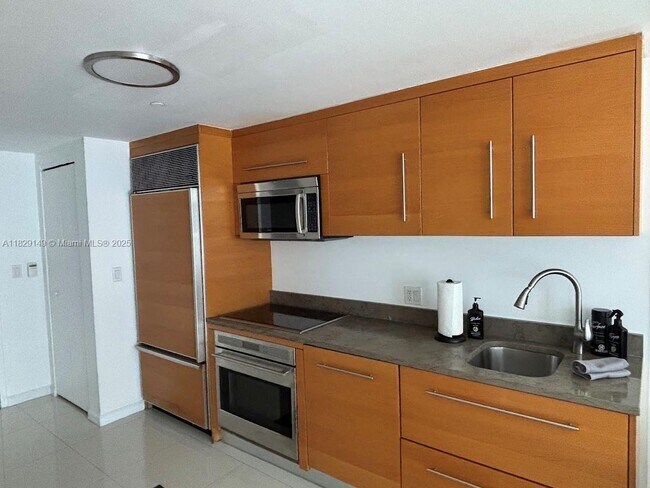 Building Photo - 465 Brickell Ave