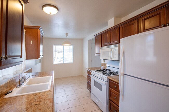 Building Photo - Beautiful 2 bedroom in 55+ Community