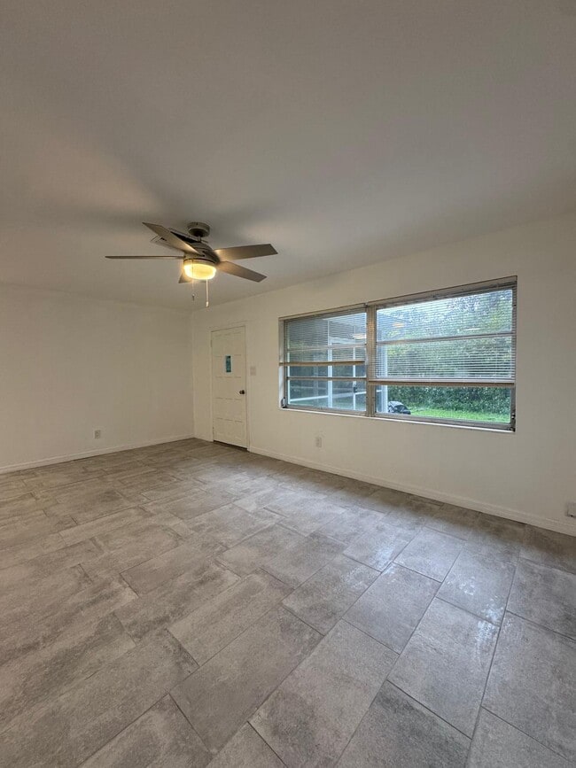 Building Photo - 333 NE 131st Ln