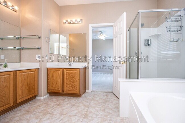 Building Photo - 951 E Bellerive Pl