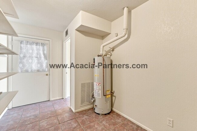 Building Photo - Spacious Three Bedroom/Three Bath Townhome