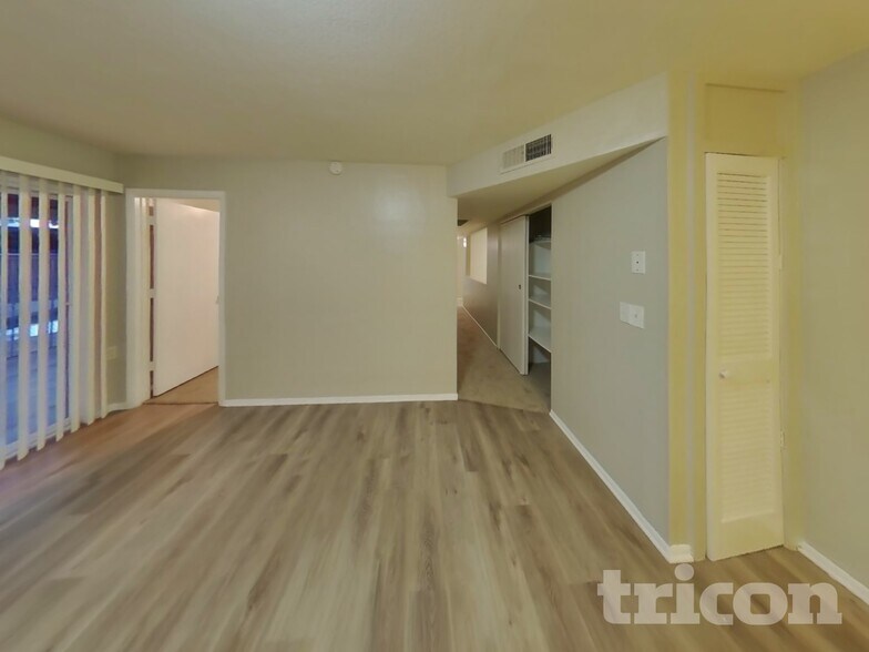 Building Photo - 828 N Pine Ct