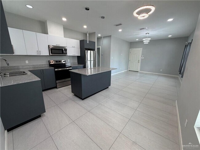 Building Photo - 2022 Summerland Ln