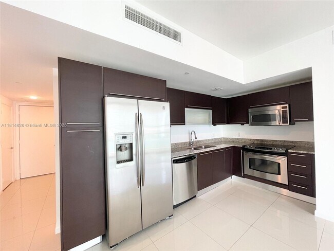 Building Photo - 950 Brickell Bay Dr