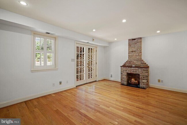 Building Photo - 1241 30th St NW