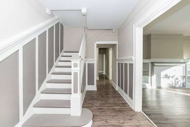 Building Photo - Gorgeous Move-In Ready Home