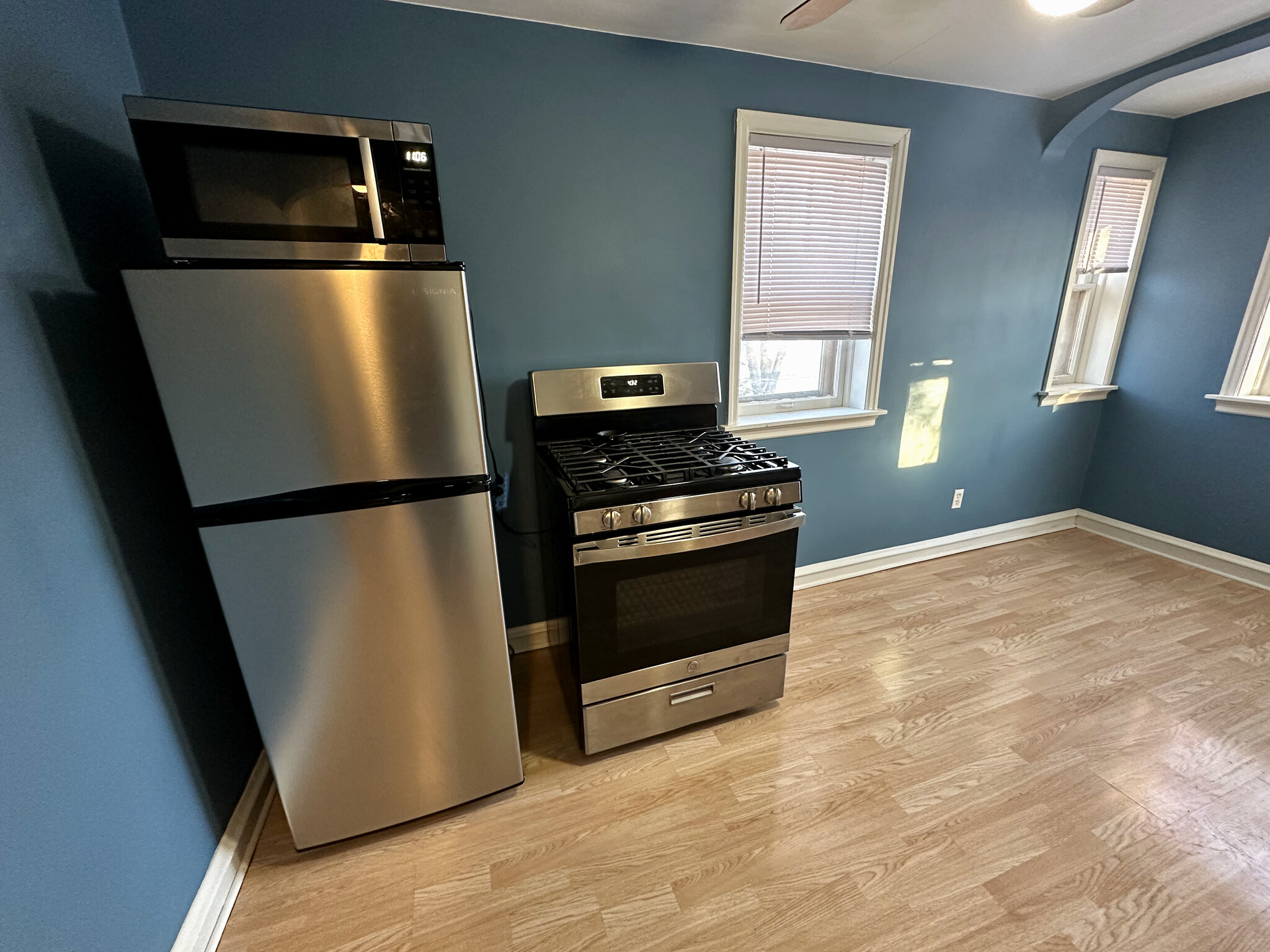 Kitchen/Appliances - 5327 W Keefe Ave