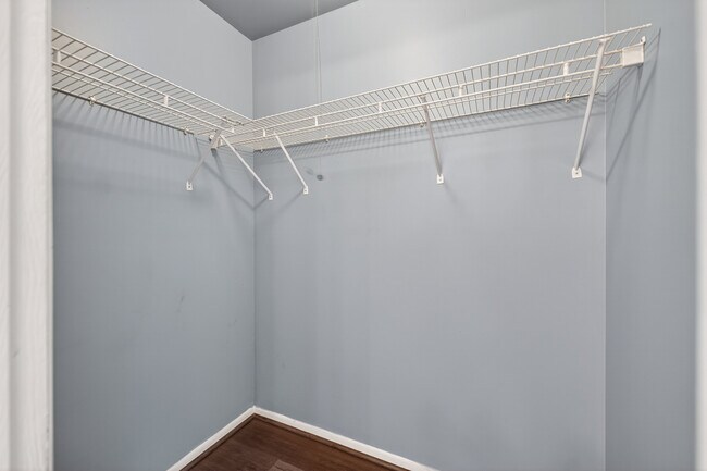 Building Photo - 1700 Lakecliffe Dr