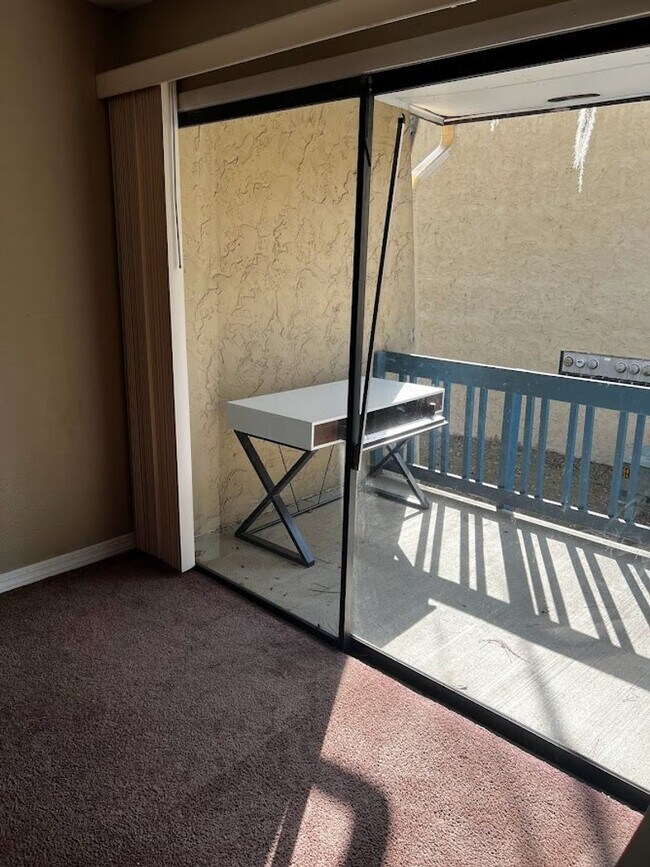 Building Photo - Spacious 1,226 SF Unit - 2 bd / 2 ba near ...