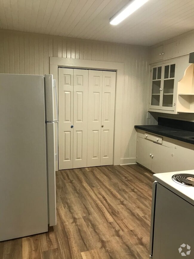 Building Photo - 2 bedroom 1 bath home for lease