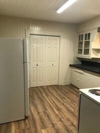 Building Photo - 2 bedroom 1 bath home for lease