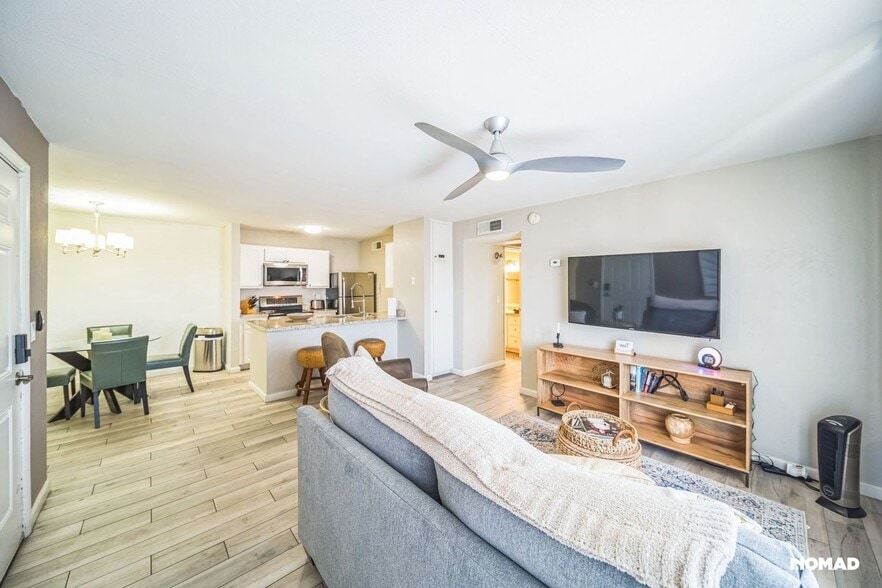 Building Photo - 8055 E Thomas Rd