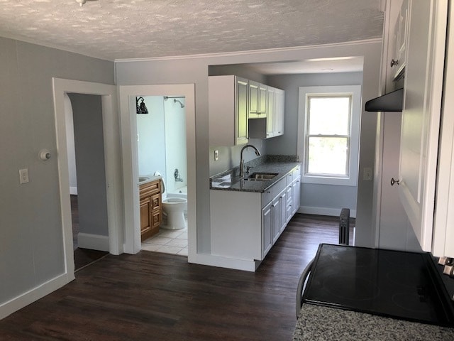 Building Photo - 93 1/2 Lake St