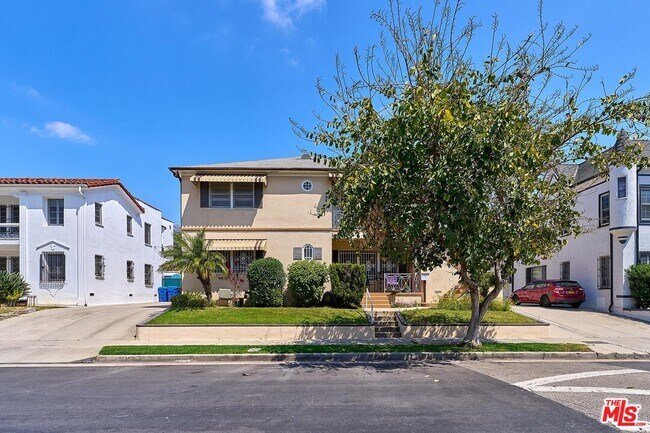 Building Photo - 820 Alandele Ave