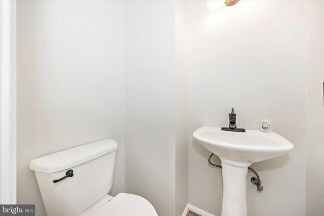 Building Photo - 4960 Clarendon Terrace