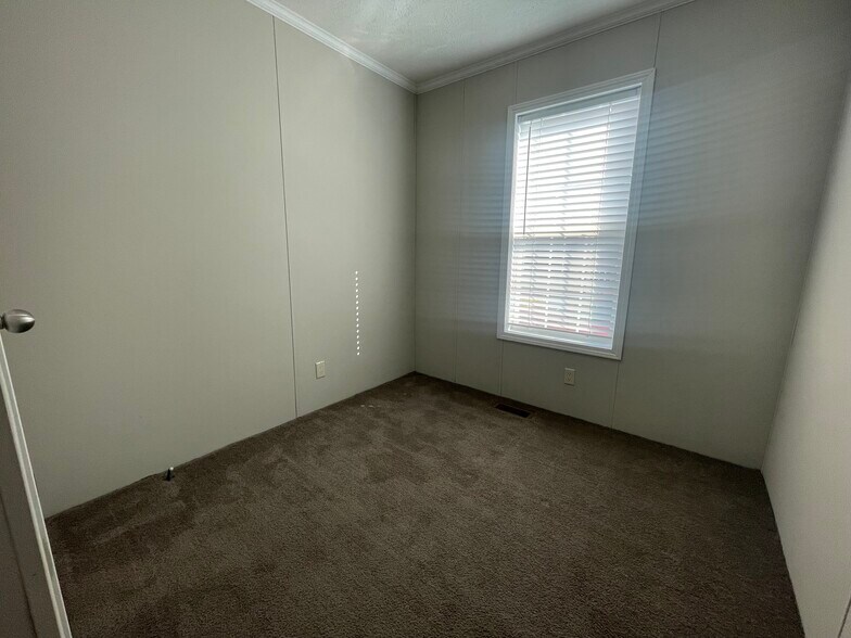 Building Photo - 16185 Notre Dame St