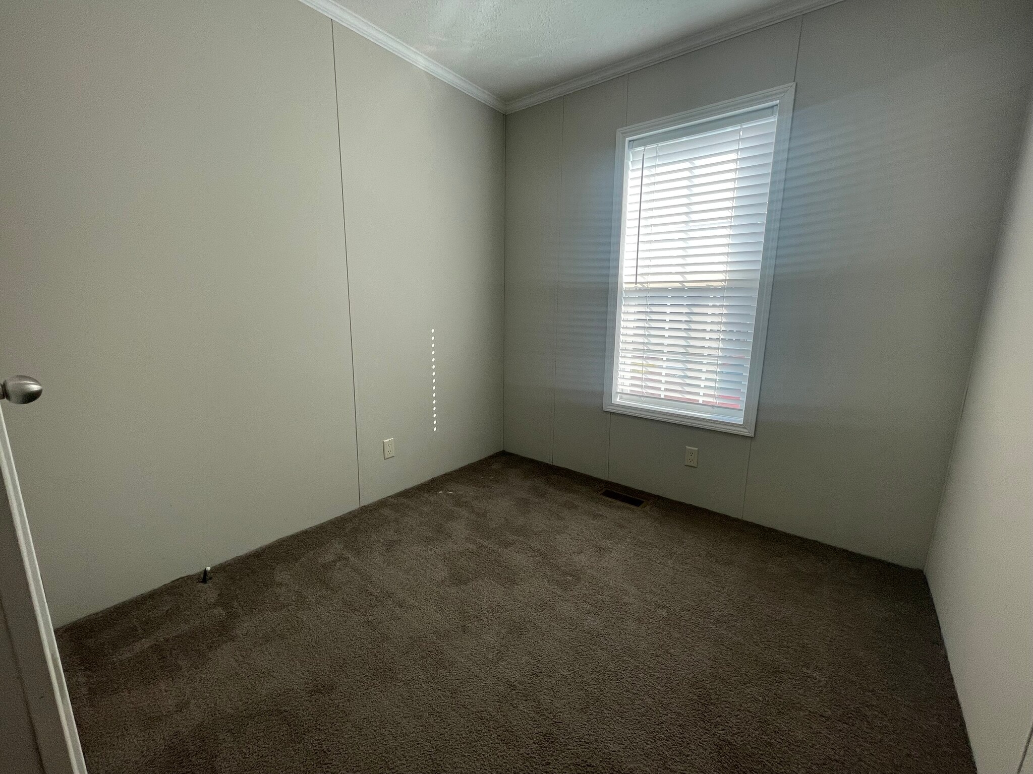 Building Photo - 16185 Notre Dame St