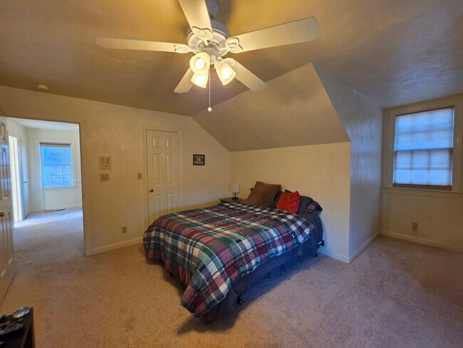 Building Photo - Ghent Square