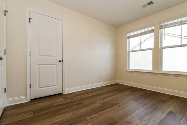 Building Photo - 3 Bedroom in Hanahan, SC