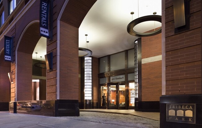 Building Photo - 400 Chambers St