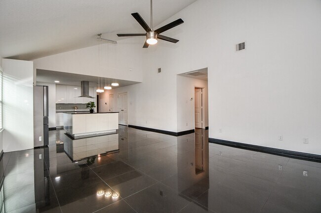 Building Photo - 2015 Treasure Mountain Dr