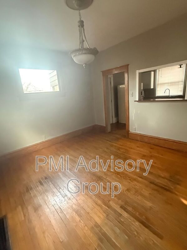 Building Photo - 1323 SW Garfield Ave