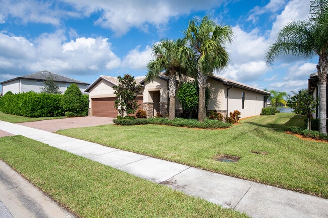 Building Photo - 739 SE Villandry Way