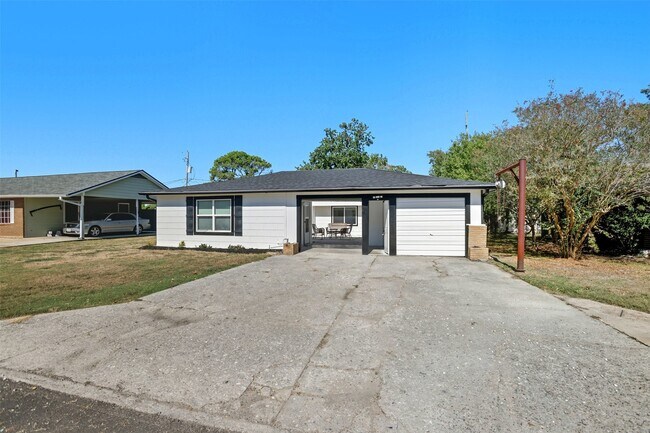 Building Photo - 7819 Bayside Dr