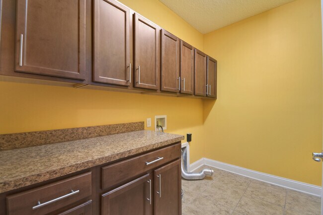 Building Photo - 3521 Carolwood Ln