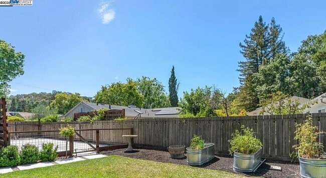 Building Photo - 161 Maiden Ln