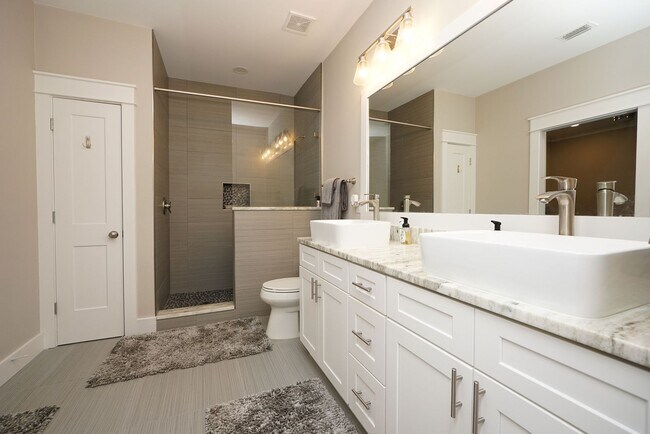 Building Photo - Newer Townhome Conveniently Located Near E...
