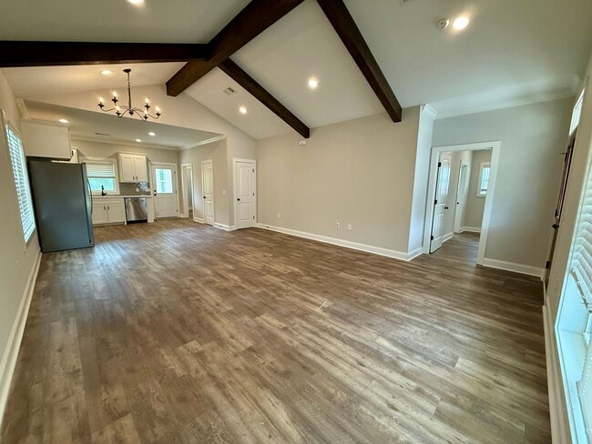 Building Photo - 330 Orion St