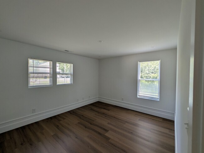 Building Photo - 2201 Livingston Ln