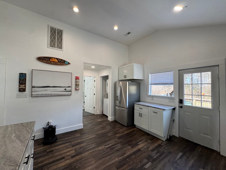 Building Photo - 8101 Freeze Rd