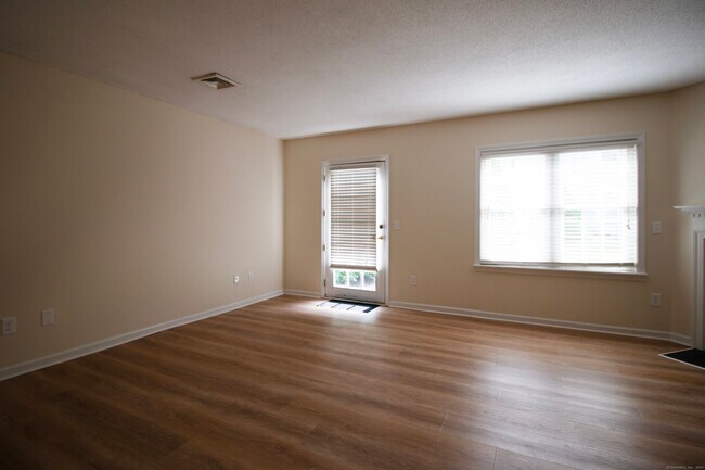 Building Photo - 378 Meridian St Ext