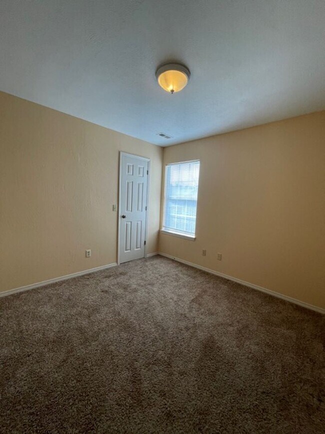 Building Photo - 4 Bedroom Home in SE Springfield!