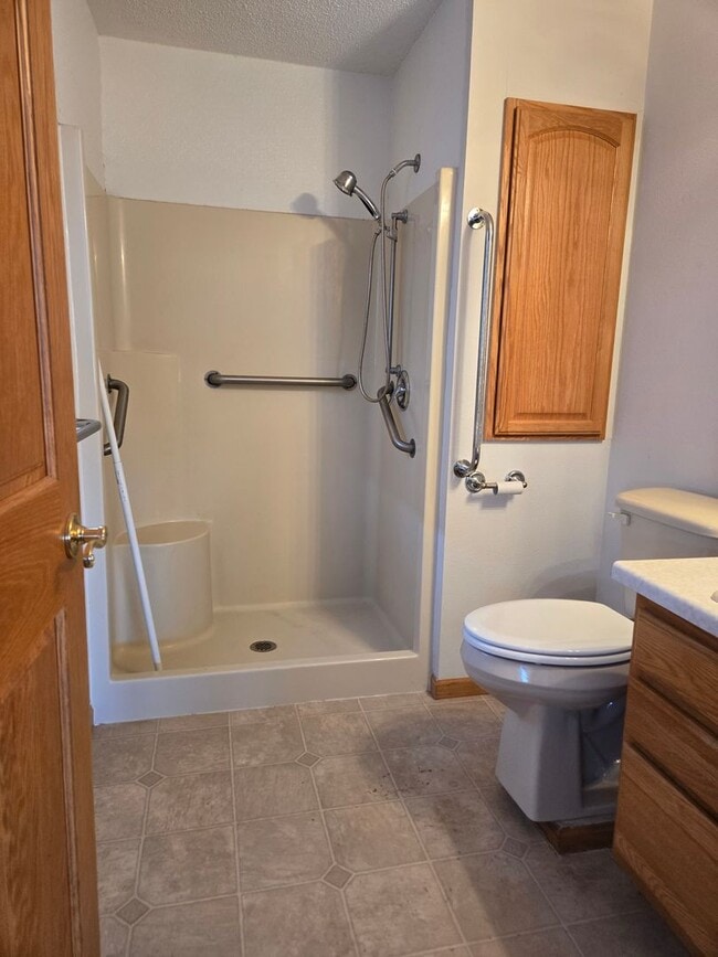 Building Photo - Home on the Lake