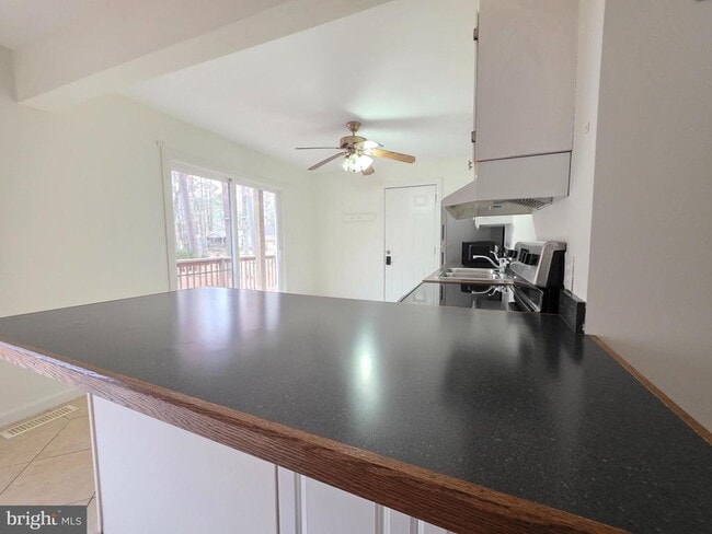 Building Photo - 13 Sailors Way