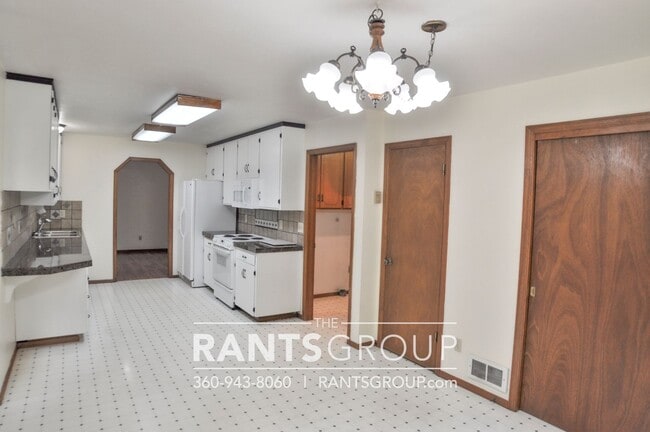 Building Photo - Beautiful Home in Tumwater on 1/2 acre!