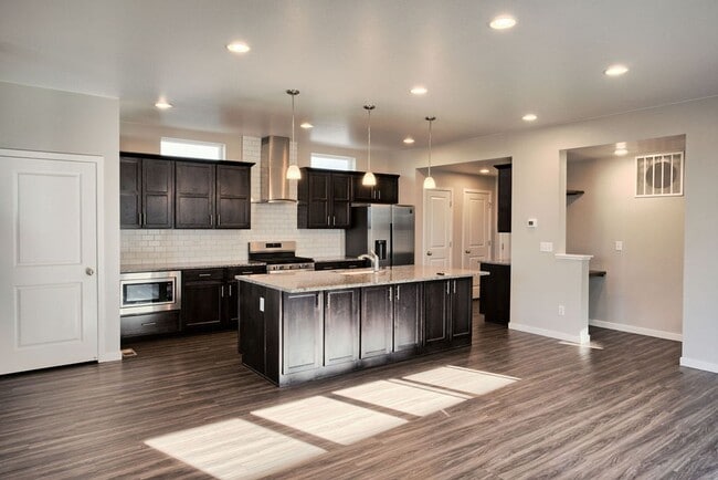 Building Photo - Beautiful 3 Bedroom Townhome in Mosaic