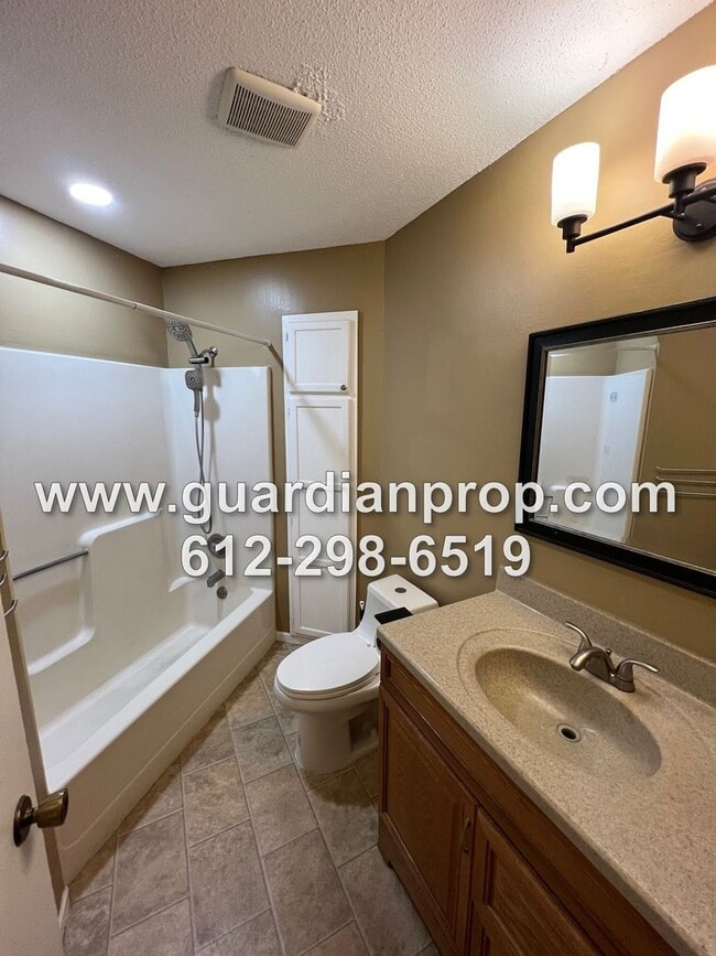 Building Photo - End Unit Maplewood Townhouse Available January 1st, Vaulted Ceilings, Patio, 2 Car Garage