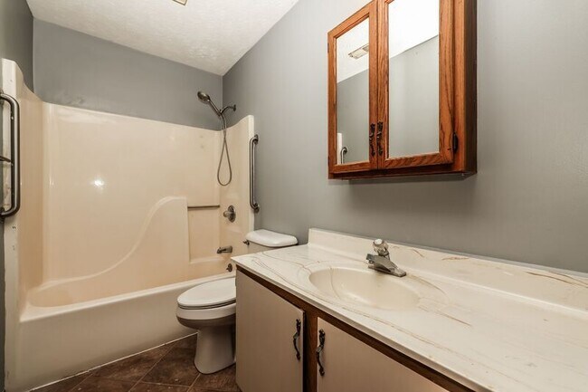 Building Photo - 5 N Chillicothe St