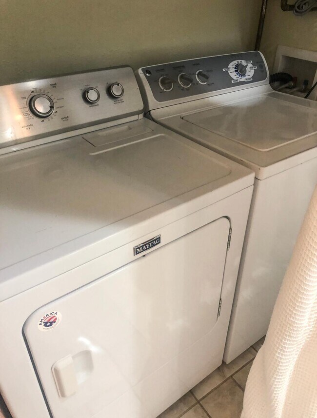 Downstairs Bathroom and Laundry - 2113 Toledano St