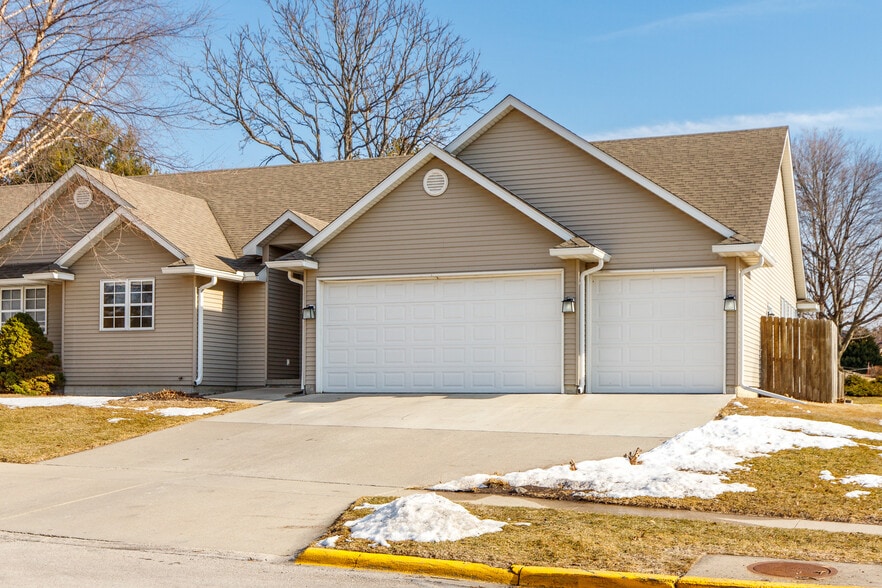 Building Photo - 2200 Pinehurst Dr