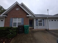 Building Photo - 2 BR Townhome!