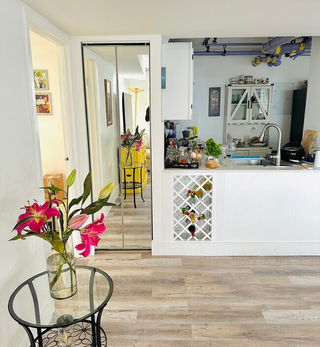 Building Photo - 1800 Collins Ave