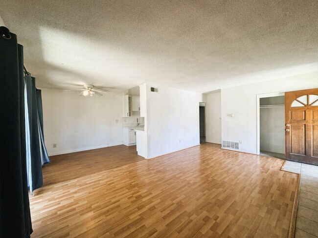 Building Photo - 2031 E Almont Ave