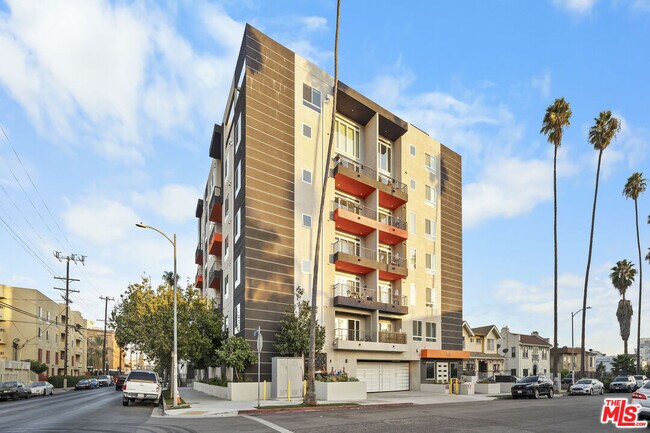 Building Photo - 900 S Kenmore Ave
