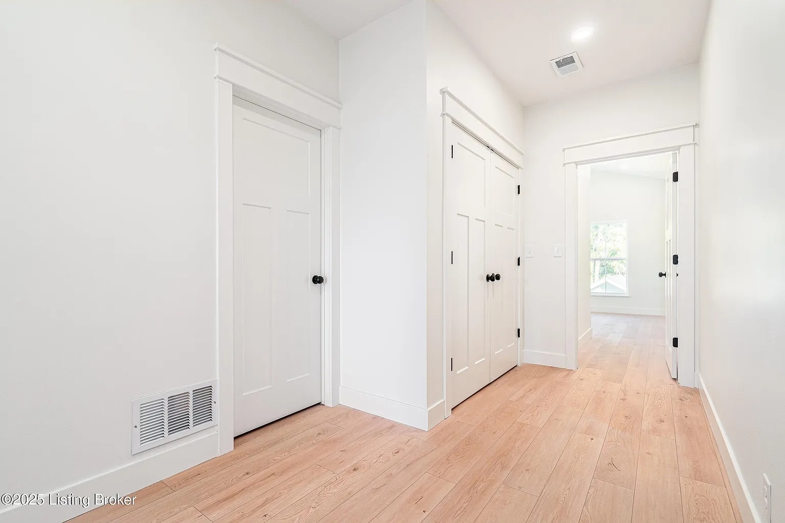 Building Photo - 935 E Madison St