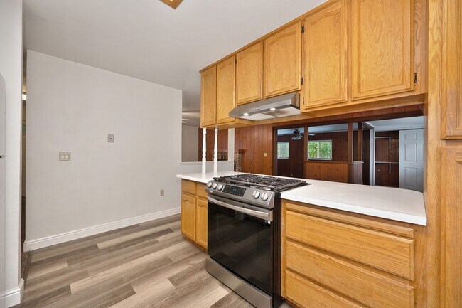 Building Photo - Charming 3 Bedroom, 2 Bath Home Close to Town